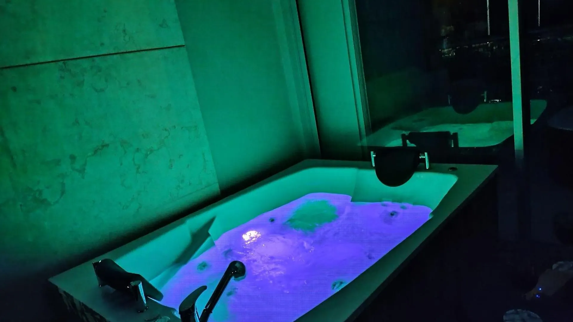 Apartamento Con Jacuzzi En Baia Kristal Cartagena 0*,